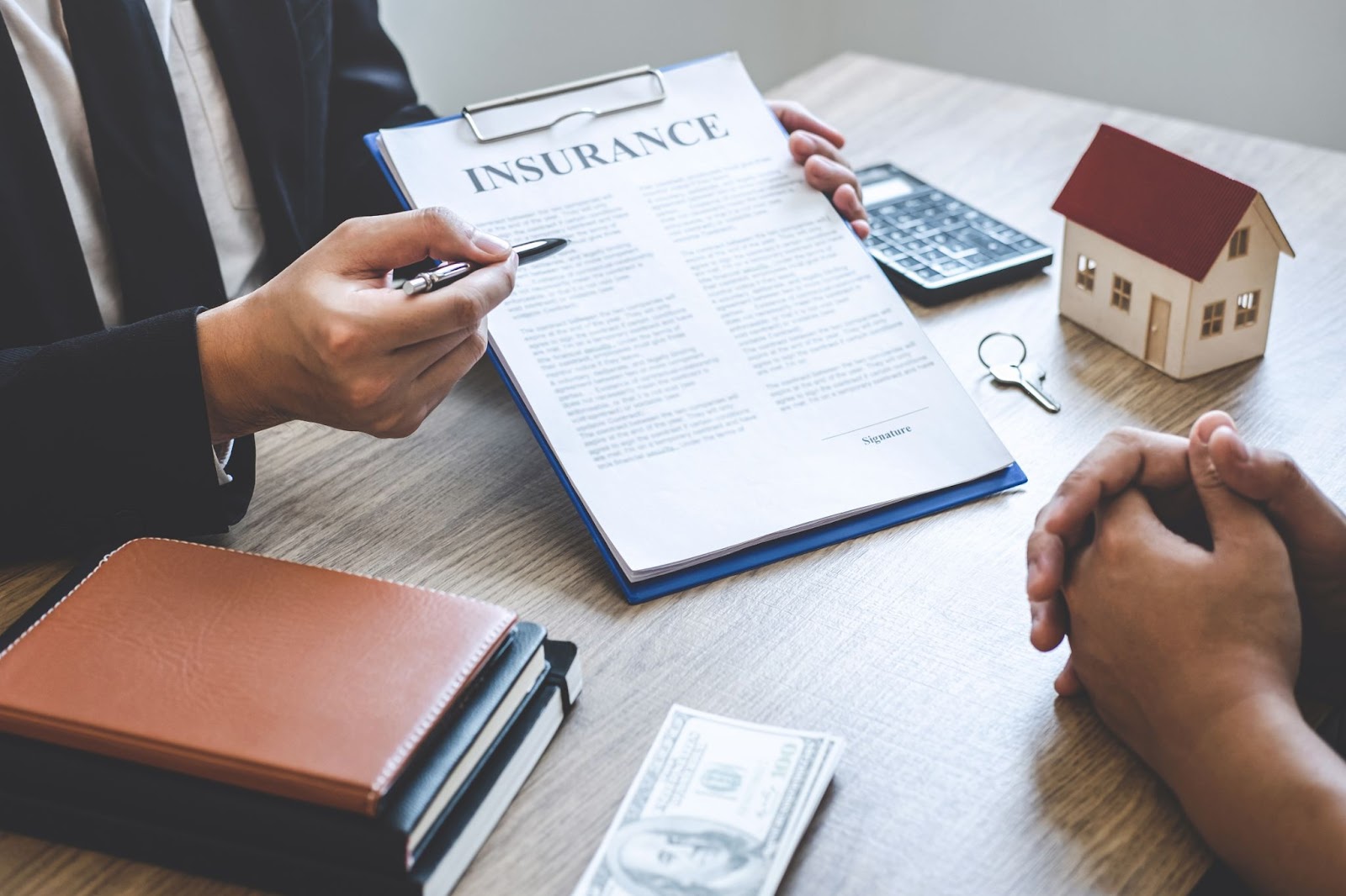 rodzinne urodziny przy torcie czwórka rodzeństwa z rodzicami świętująca urodziny przy torcie w jadalni domu