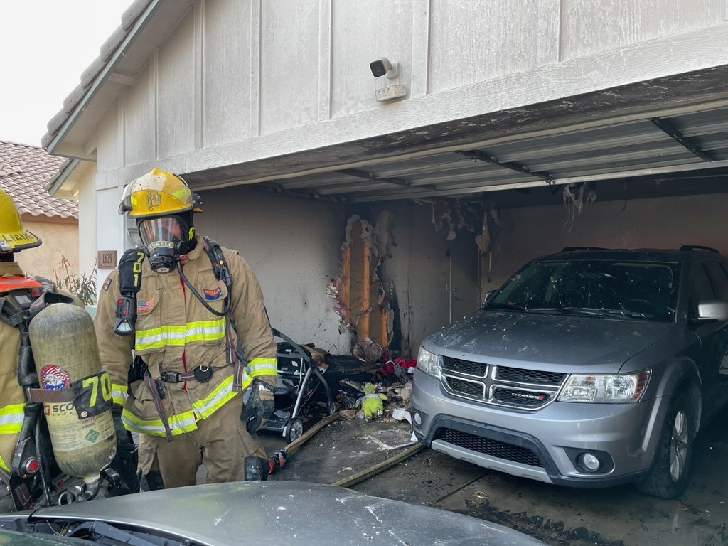 dym unoszacy sie z garazu spalony