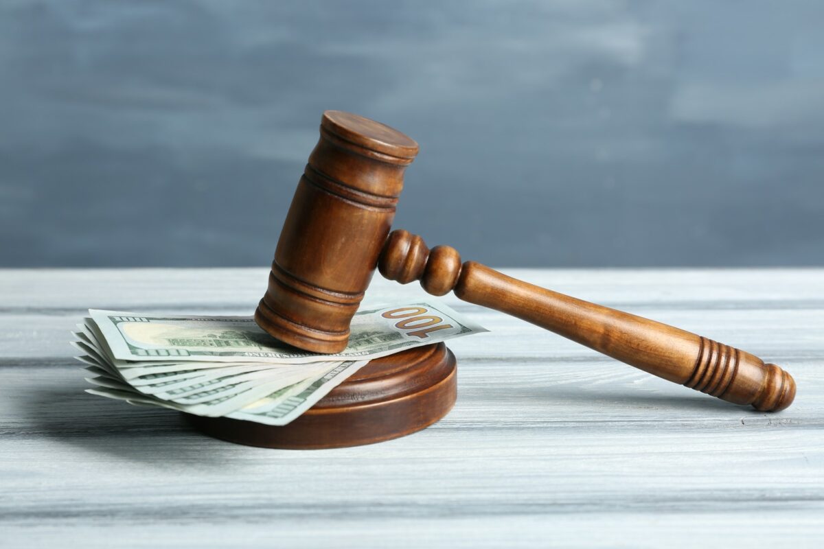 inspekcja budynku za pomocą drona mężczyzna z tabletem obserwujący drona nad uszkodzoną elewacją budynku