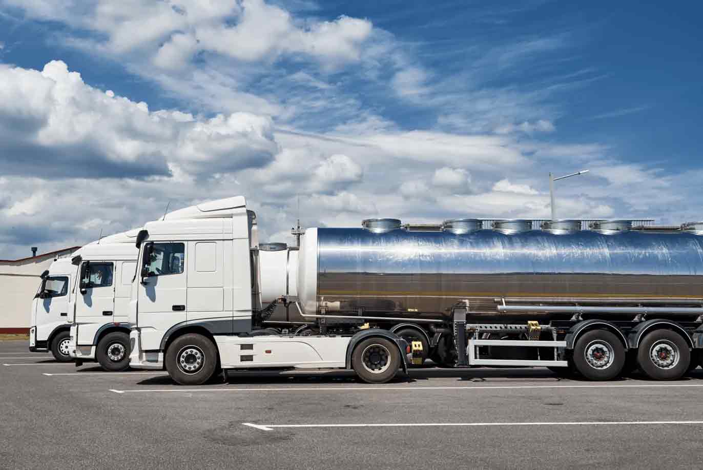 Ubezpieczenie firmy transportowej – jakie polisy wybrać, co obejmuje ochrona i ile to kosztuje?