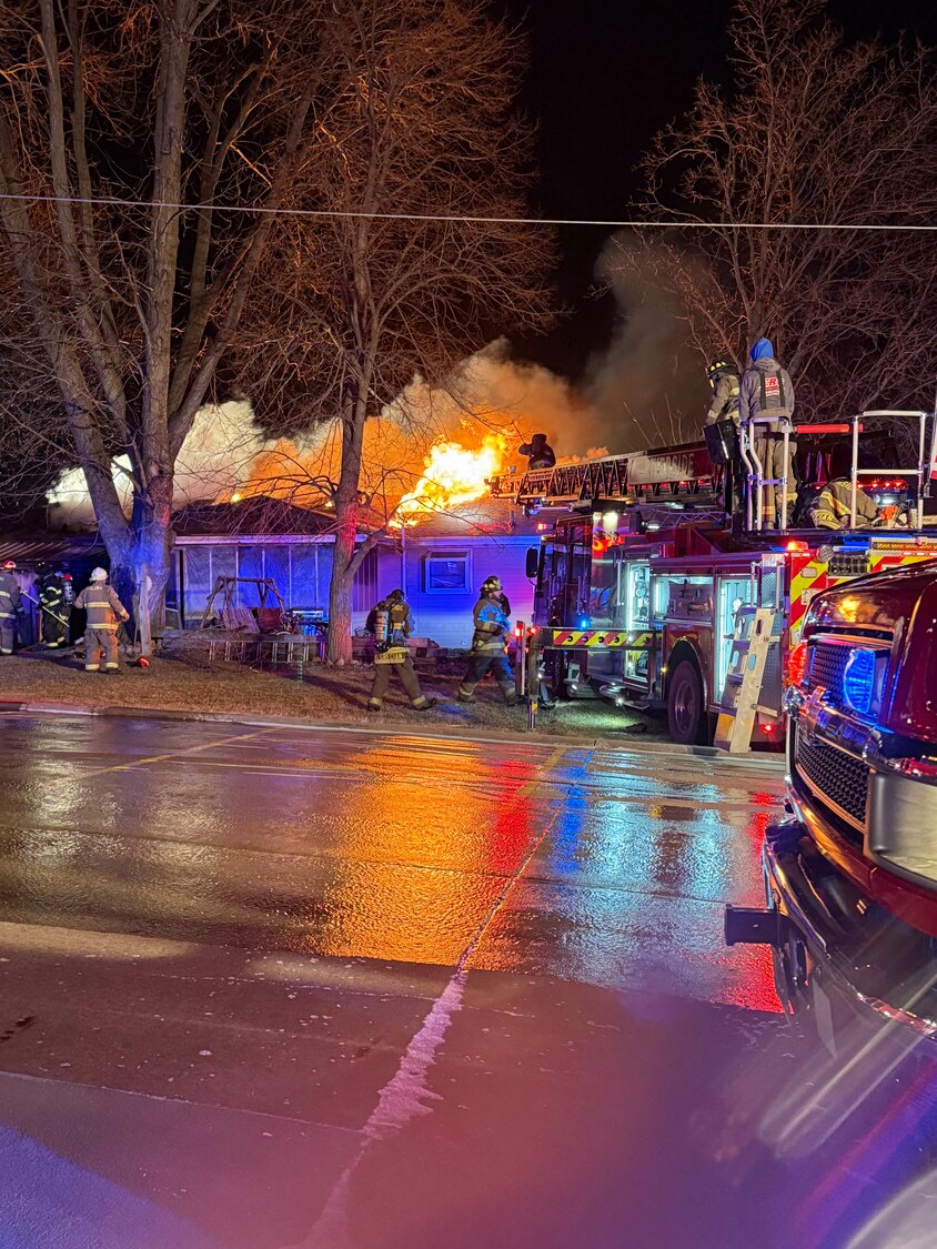 zwęglony samochód stojący w garażu z stopionymi oponami i maską