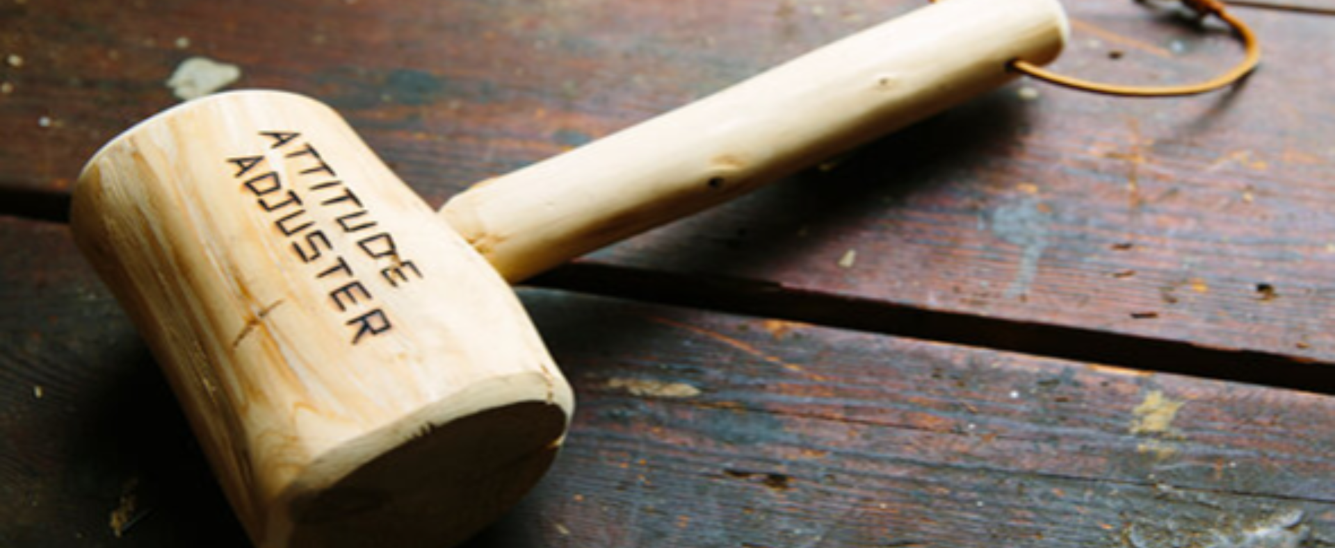 praca biurowa rzeczoznawcy z raportami kobieta analizująca dokumenty ubezpieczeniowe przy laptopie w nowoczesnym biurze