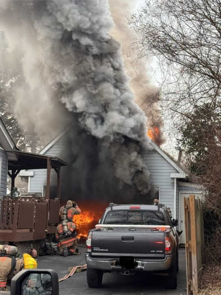nowy garaż odbudowany obok ruin starego z placem budowy w tle