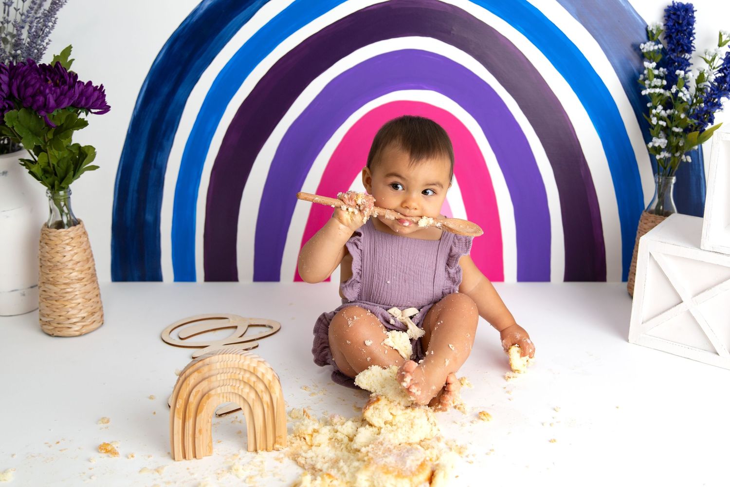 rozlana czerwona farba na drewnianej podłodze w kuchni z zabawkami