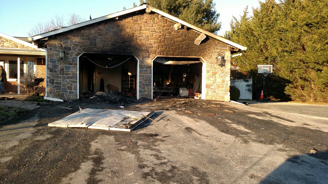 stopione skrzynki z narzędziami na podłodze garażu pokrytej gruzem