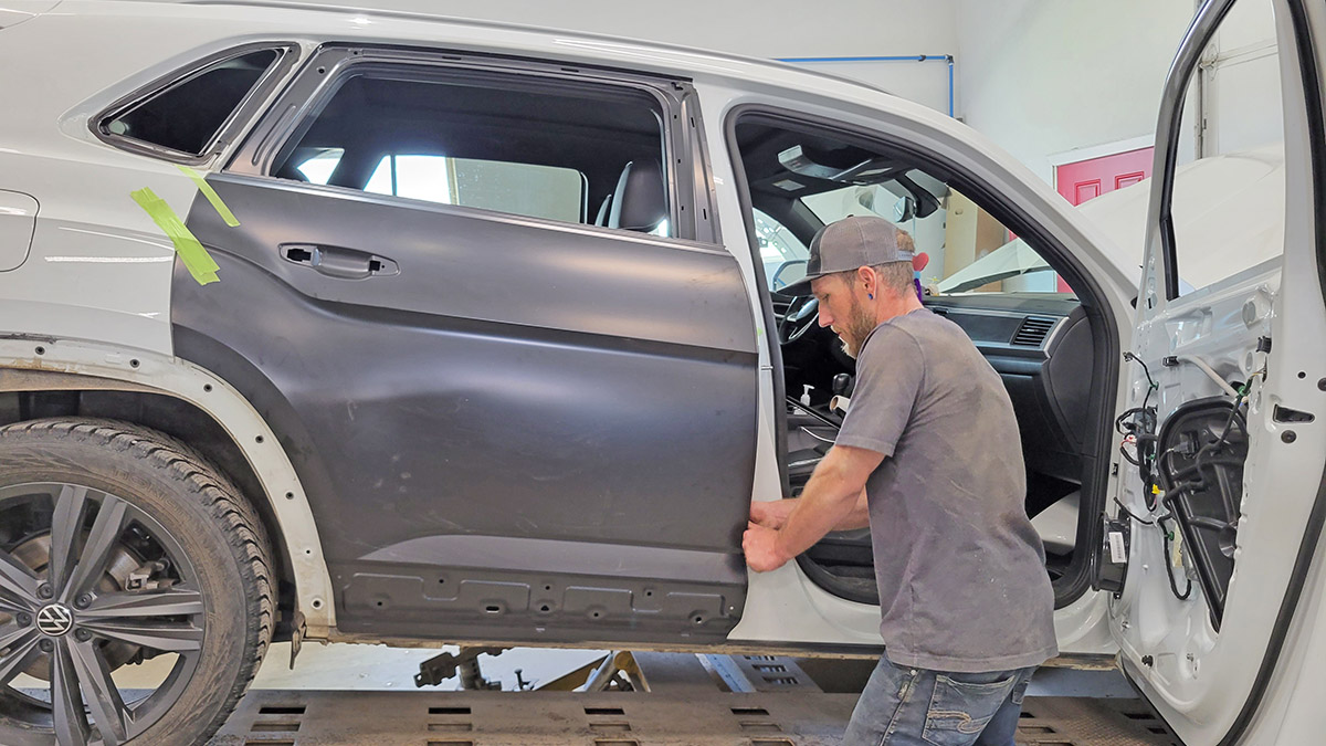 podpisywanie polisy ubezpieczeniowej klient podpisujący umowę ubezpieczeniową przy biurku w warsztacie