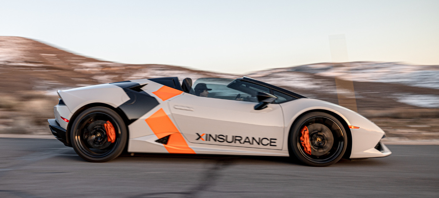 rodzinny wynajem SUV-a z kompleksowym ubezpieczeniem rodzina ładująca walizki do dużego SUV-a wynajętego na wakacje z ochroną ubezpieczeniową