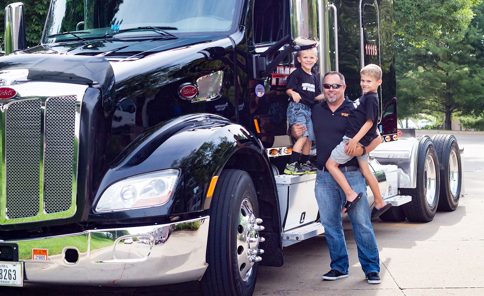 Odprawa kierowców przed trasą Zespół kierowców firmy transportowej na porannej odprawie z mapami i dokumentami